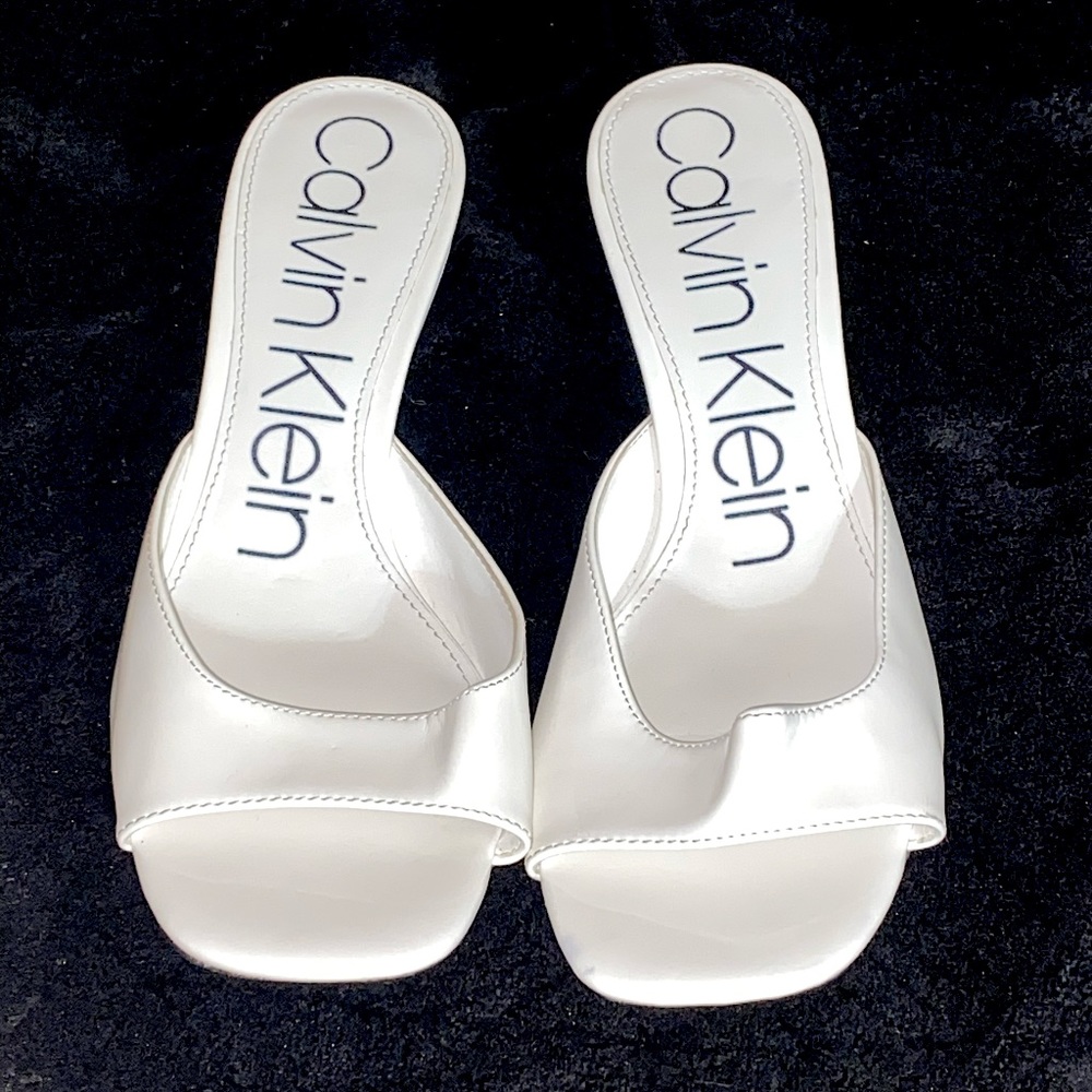 Calvin Klein white kitten heels. Size 7 in Women's.